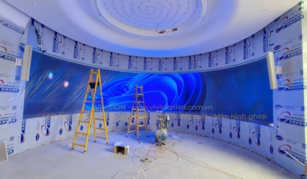 lắp đặt màn hình LED cong trong nhà với hệ thống khung xương chuyên dụng