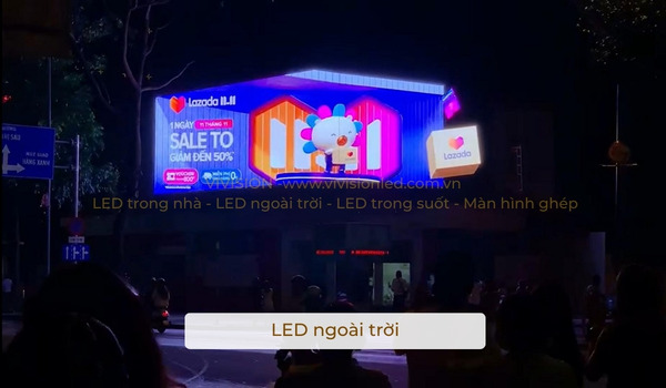 LED ngoài trời hiển thị quảng cáo Lazada vào ban đêm