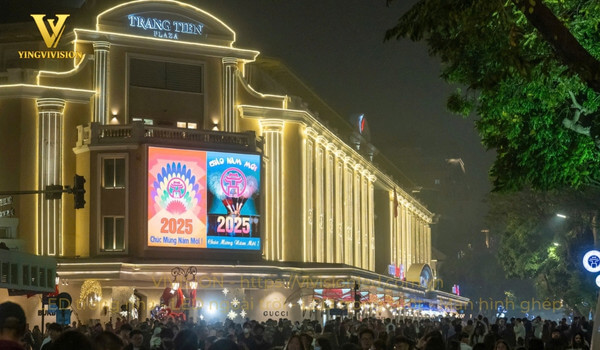 Màn hình LED ở tòa nhà Tràng Tiền Plaza hiển thị nội dung chúc mừng năm mới 2025