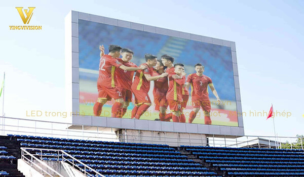 Màn hình LED ngoài trời tại sân vận động hiển thị hình ảnh đội tuyển Việt Nam ăn mừng bàn thắng