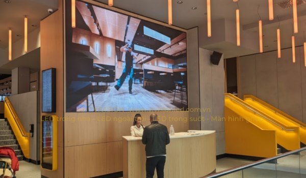 Màn hình LED trong nhà ở sảnh khách sạn