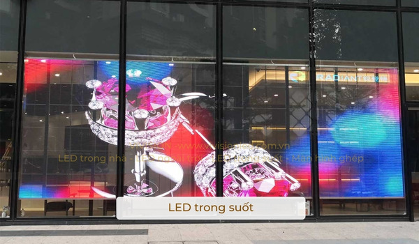 Màn hình LED trong suốt lắp đặt ở cửa kính của cửa hàng