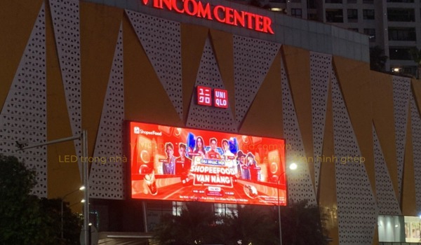 Màn hình LED quảng cáo ở mặt đường Trần Duy Hưng của Vincom Center