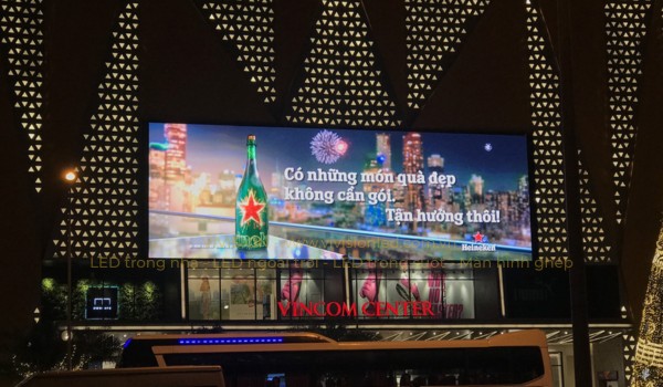 Màn hình LED quảng cáo ngoài trời tại Vincom Center