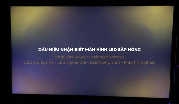 Hình ảnh minh họa hiện tượng màn hình LED bị loang màu, chết điểm ảnh và hiển thị không đều màu - dấu hiệu nhận biết màn hình led sắp hỏng